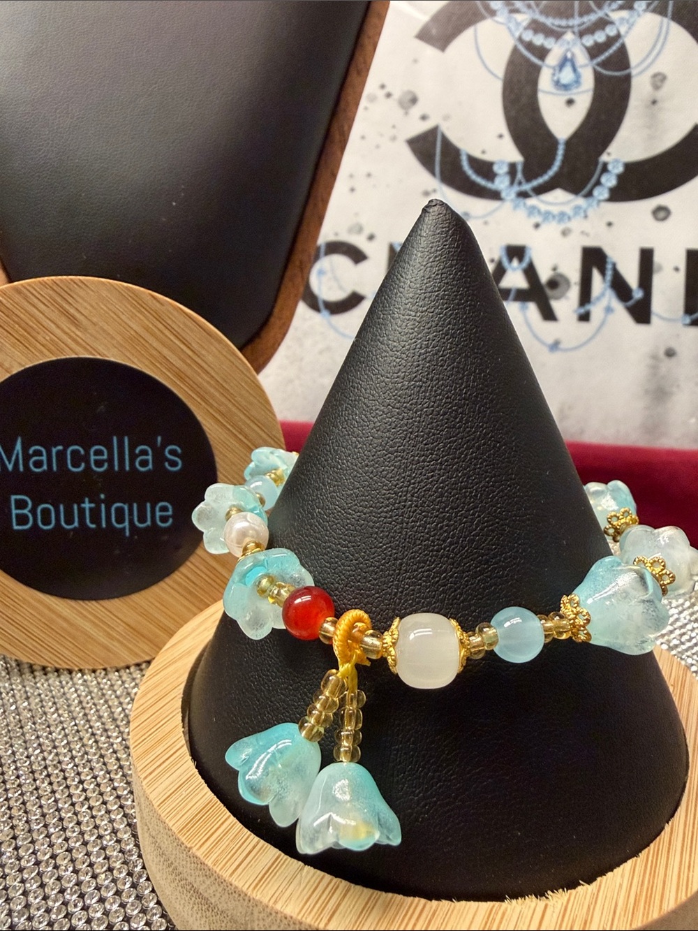 Tiffany blue Floral Glass Bead Bracelet with Gold Accents. 🆕